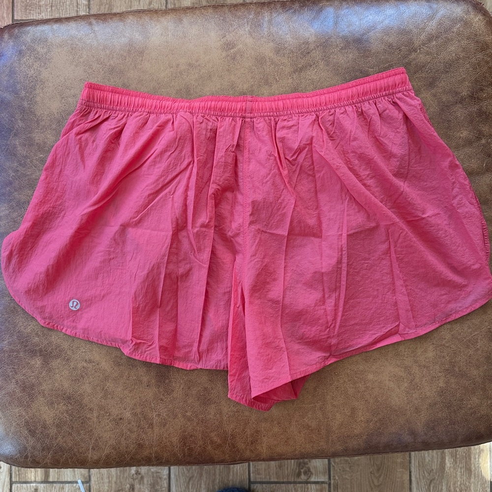 NWT Lululemon Dolphin-Hem Mid-Rise Running Short 3" Sz Large Desert Red Pink - Picture 3 of 5